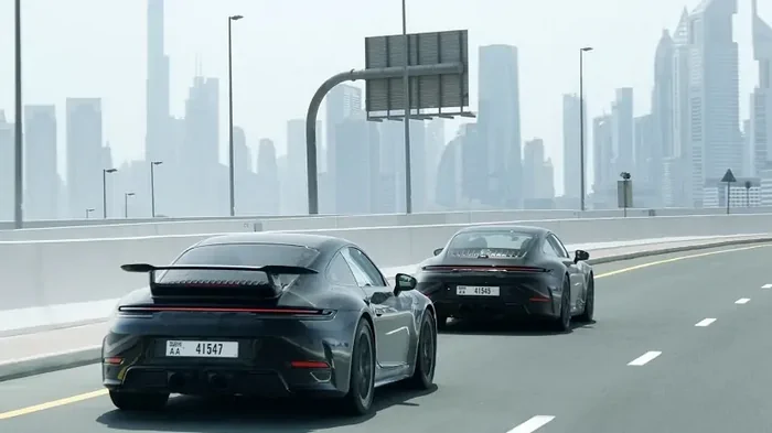 Большие изменения: первый электрифицированный Porsche 911 показали до презентации (видео)