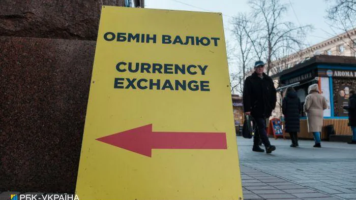Сколько стоят доллар и евро: курсы в обменных пунктах Украины
