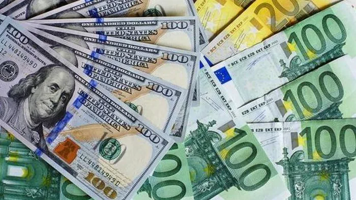 НБУ резко повысил курс доллара, евро превысил отметку 43 гривны