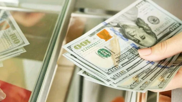 НБУ впервые поднял официальный курс доллара выше 40 гривен