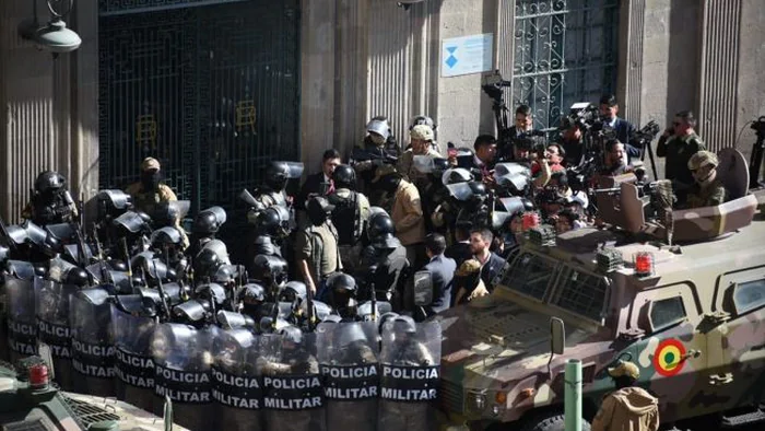 В Боливии военные вывели технику под дворец президента. Власти говорят о попытке переворота