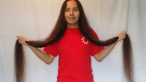 Американский подросток установил рекорд за самые длинные волосы